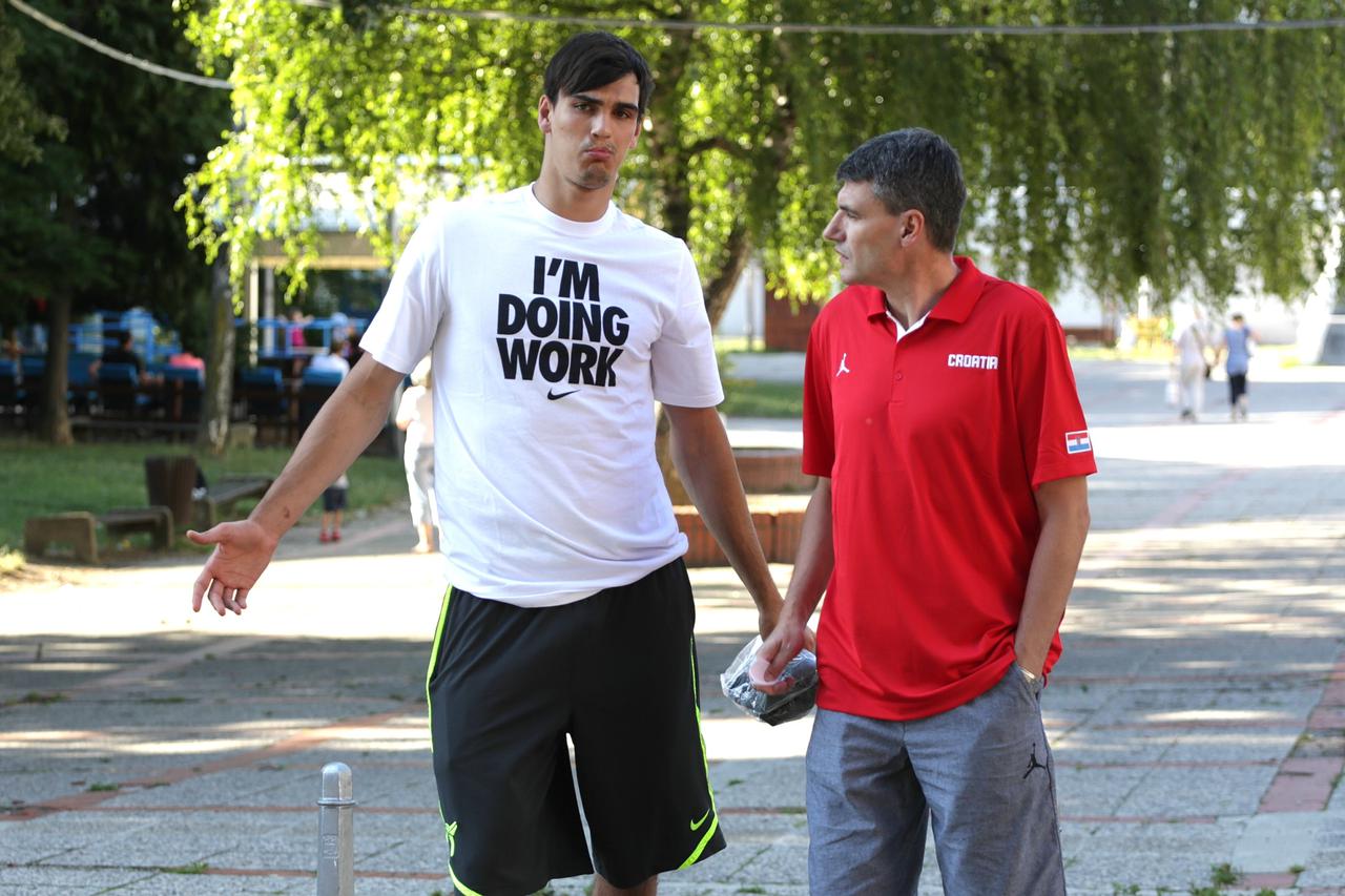 10.07.2015., Zagreb - Okupljanje kosarkaske reprezentacije u hotelu Panorama. Izbornik Velimir Perasovic i Dario Saric.  Photo: Zarko Basic/PIXSELL