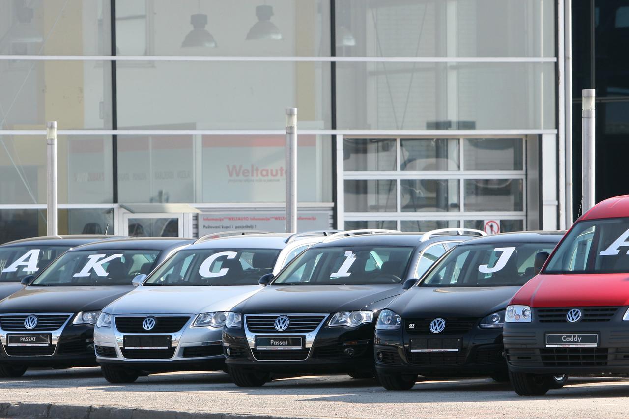 21. 02. 2009., Zagreb, Hrvatska, - Akcije i snizenja u auto salonima. Automobili postavljeni ispred Auto Salona Zubak sa oznakom Akcija.