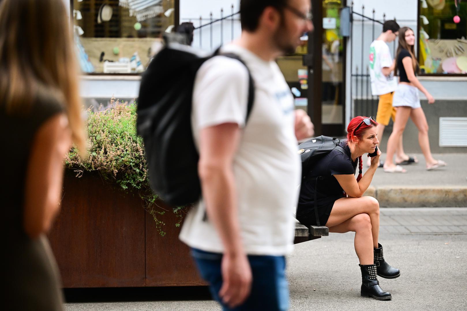 Na fotografijama vidi se da prostor između dvije tramvajske stanice ipak nije ostao prazan te da građani koriste klupe za predah i kraće zadržavanje. 