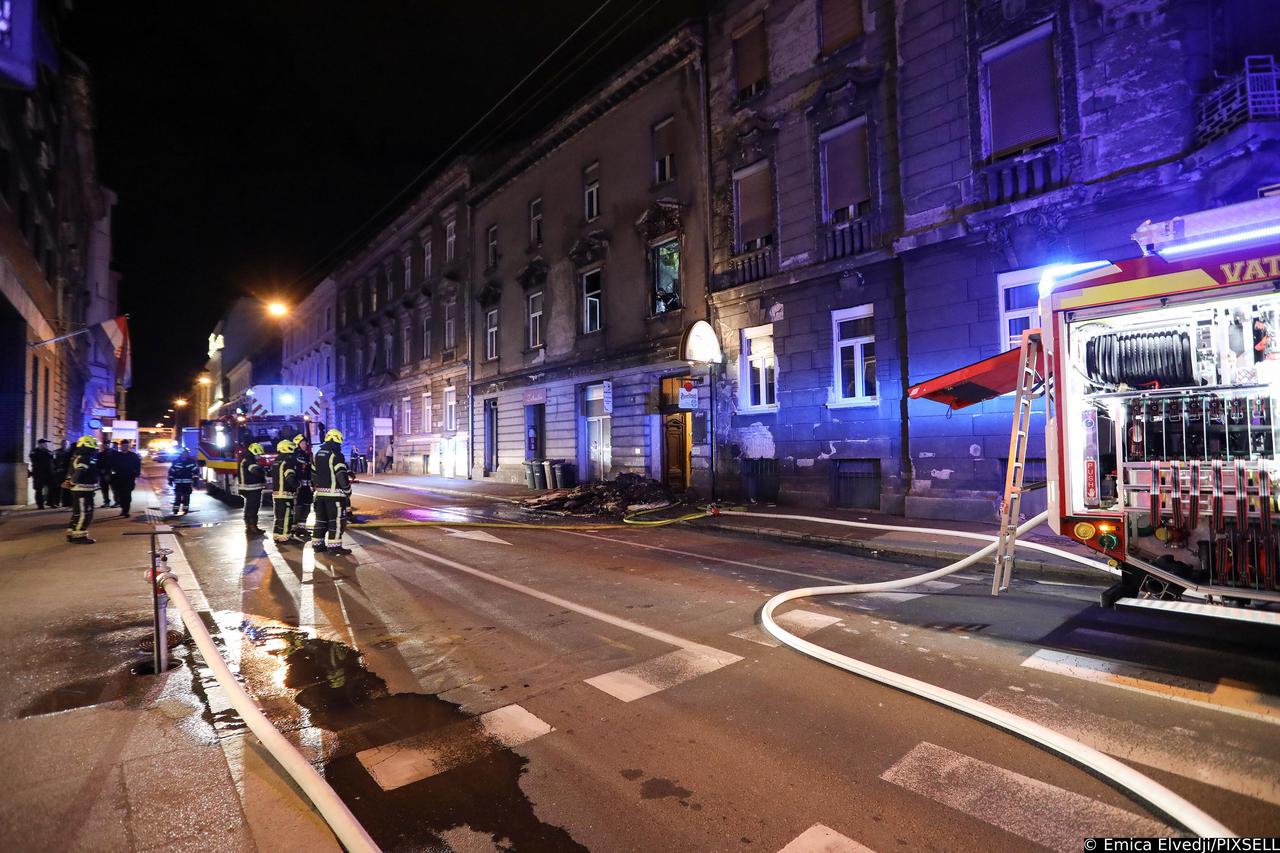 Sedmero ljudi spašeno je iz požara koji je zahvatio stan na drugom katu zgrade u Palmotićevoj ulici u centru Zagreba