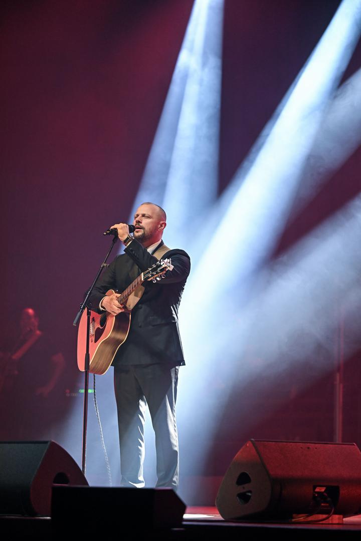 Nakon više od 20 nastupa u sklopu turneje „Božja ljubav, Božja slava“, koncert u Lisinskom važna je postaja na Alanovu glazbenom putu, ali slavlje se nastavlja. Sljedeći veliki koncerti održat će se 30.10. u Rijeci - HKD na Sušaku, 7.11. u Zadru - “Arsenal”, te 5. prosinca u Dvorani Vijuš u Slavonskom Brodu.