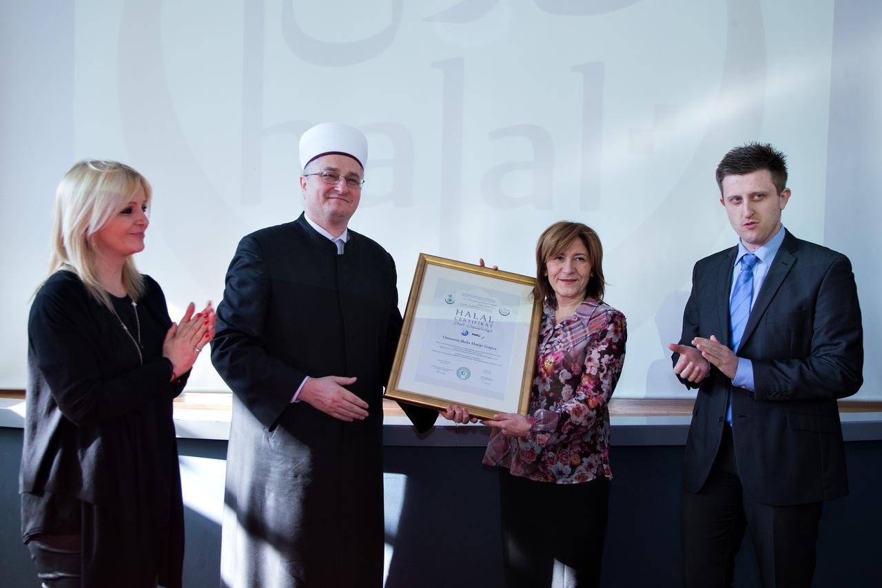 28.01.2015., Zagreb -  Svecana dodjela Halal certifikata Osnovnoj skoli Matije Gupca na Kneziji. Katarina Milkovic, Aziz Hasanovic, Ljiljana Klinger, Aldin Dugonjic.  Photo: Davor Puklavec/PIXSELL