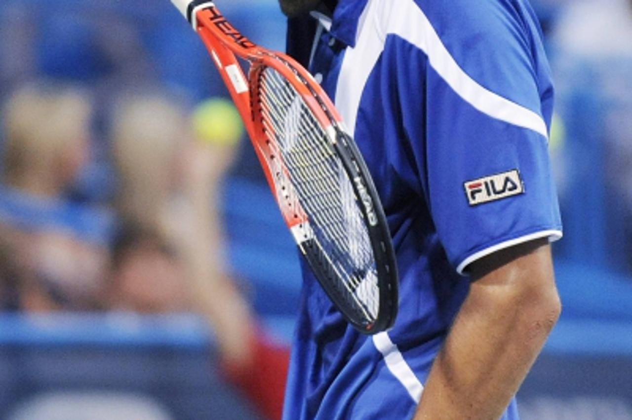 'Croatia\'s Marin Cilic wipes his brow between points against Argentina\'s David Nalbandian during their semi-final match in the Legg Mason Tennis Classic in Washington, August 7, 2010.  REUTERS/Jonat