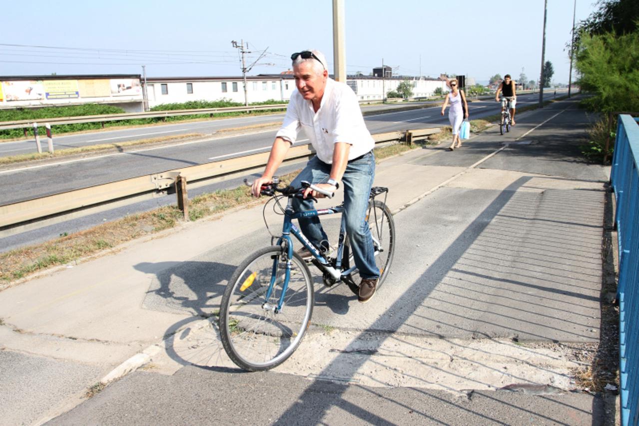 '03.07.2012. Karlovac - Karlovacki biciklisti upozoravaju na brojne neuredene i ostecene biciklisticke staze po gradu. Photo: Kristina Stedul Fabac/PIXSELL'
