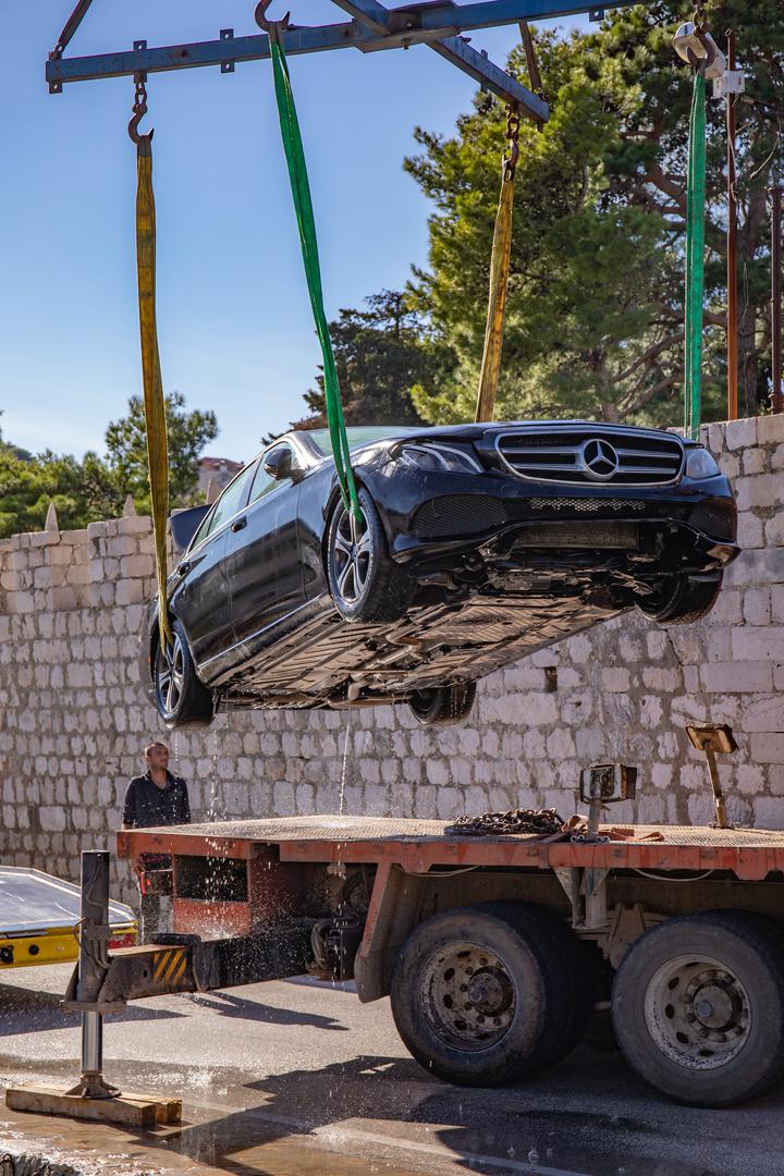 Kako se doznaje, automobil je u moru završio zbog neprilagođene brzine.