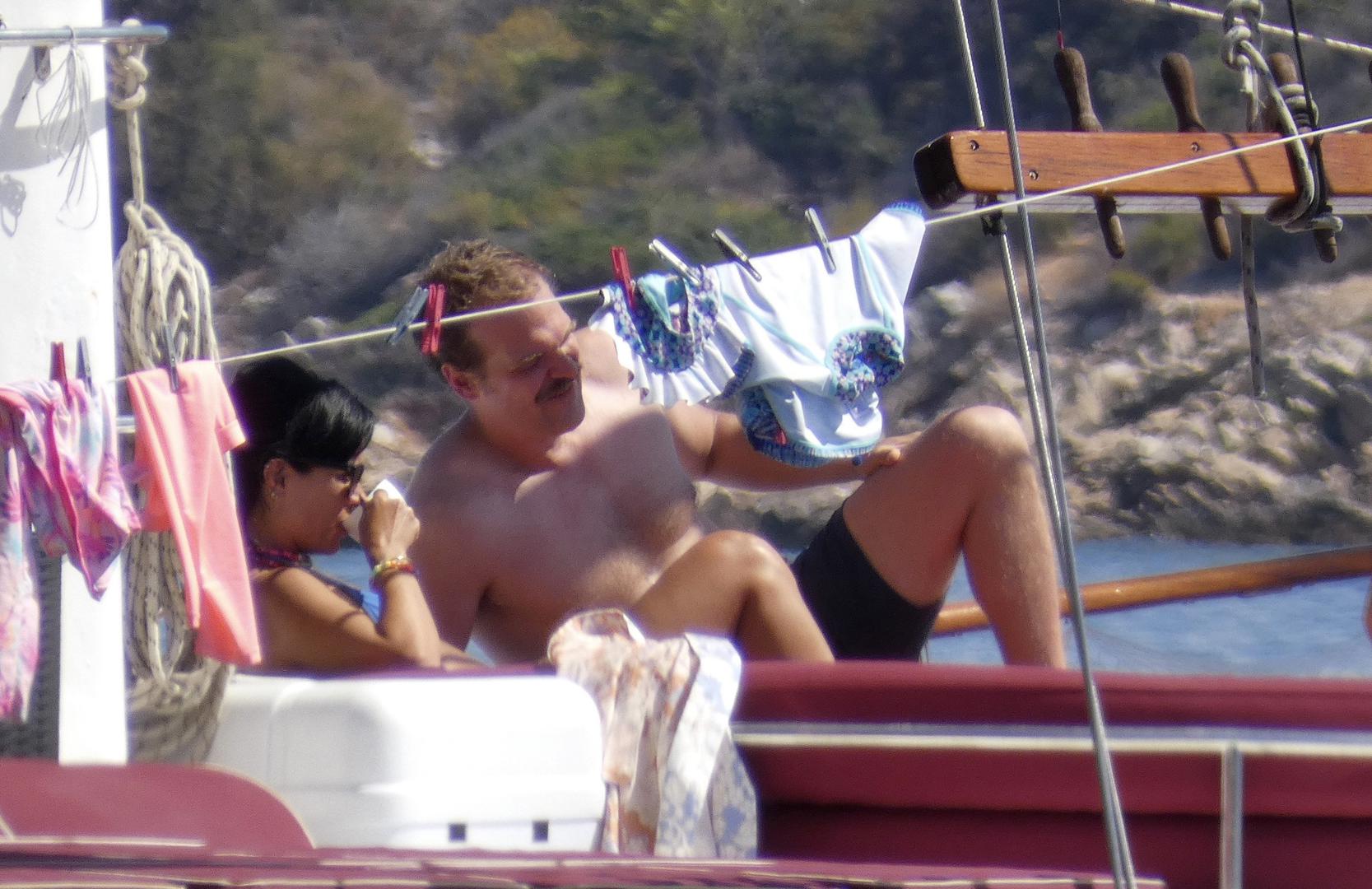 - Spavala sam s nekoliko eskort dama tijekom turneje jer sam bila izgubljena i usamljena i tražila sam nešto. Nisam ponosna, ali se ni ne sramim toga. Ne radim to više - otkrila je pjevačica. Sa suprugom Samom Cooperom bila je u braku od 2011. do 2016. godine, a rastavu su finalizirali u lipnju 2018. godine.