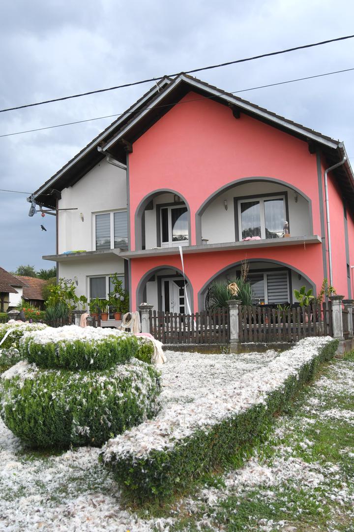Nakon veselja domaćine čeka mnogo posla jer će perje i papire trebati ukloniti iz svakog kutka dvorišta. No, kako kažu mještani, riječ je o "slatkim brigama" koje dolaze uz jedan od najsretnijih trenutaka u životu obitelji.
