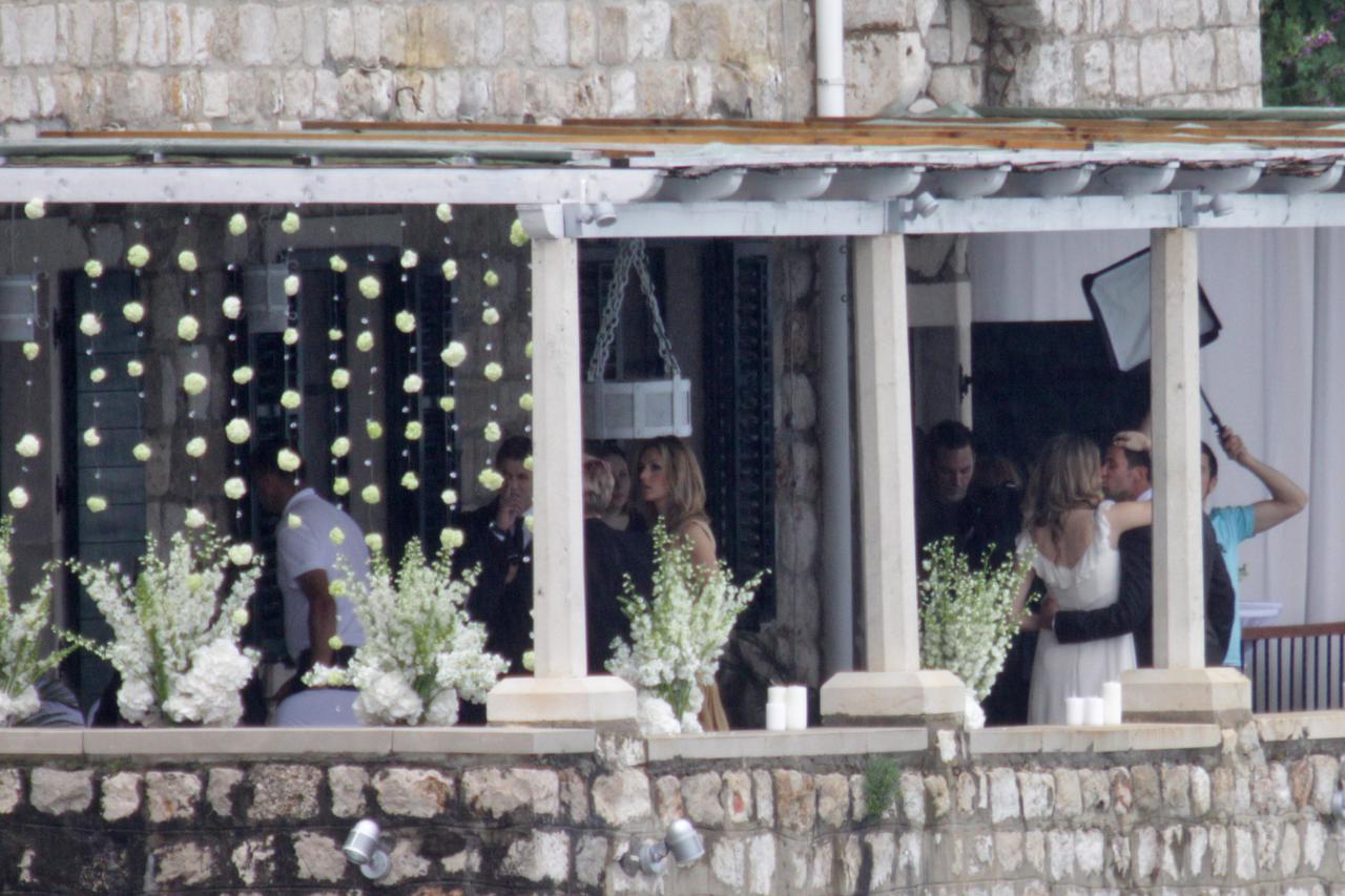 Dubrovnik: Dobro raspoloženi supružnici Srna na Stradunu nazdravili Staroj godini