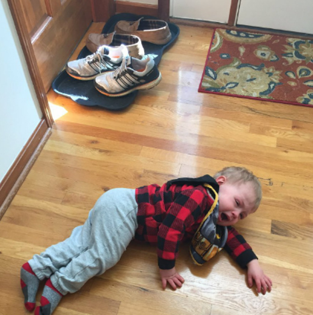 Ponekad plaču jer im nedamo jesti slatkiše ili nezdravu hranu, ali ovaj dječak plakao je jer ne smije jesti magnete.
