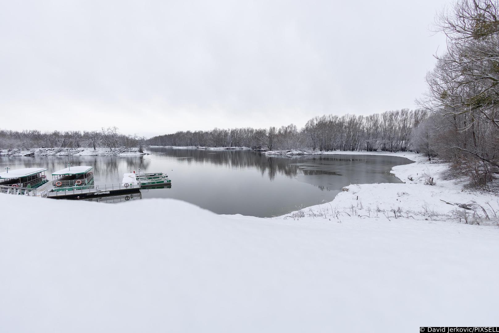 Pahulje snijega napravile su zimski ugođaj.