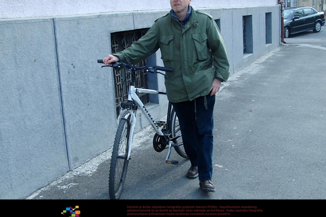 \'03.04.2012., Sisak - Zbog nedolaska gradonacelnika Pintarica na Opcinskom sudu u Sisku otkazano je sudjenje sisackom slikaru Marijanu Crtalicu kojega je Pintaric tuzio za klevetu. Marijan Crtalic. P