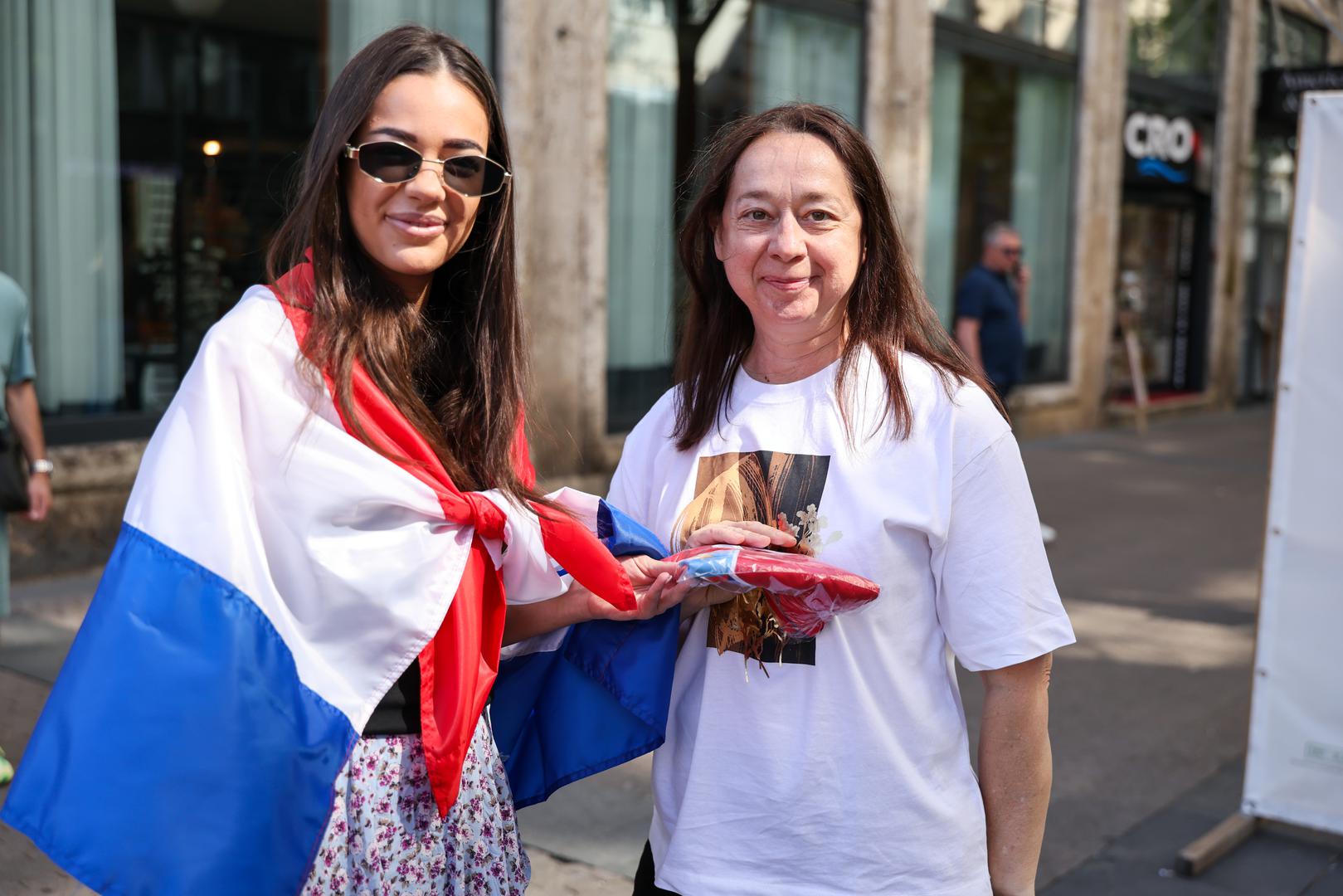 Zajednica utemeljitelja HDZ-a "Dr. Franjo Tuđman" organizirala je dijeljenje zastava građanima u centru Zagreba. 