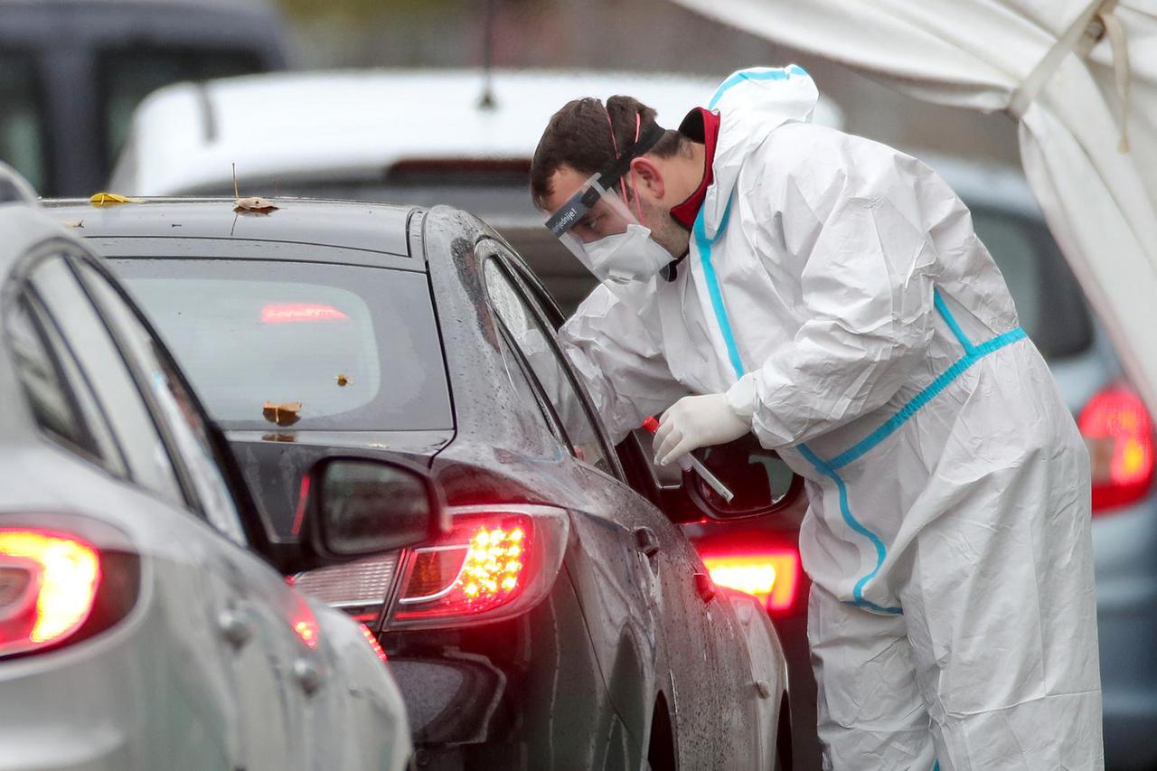 Povećan broj vozila na drive-in COVID testiranju na Zagrebačkom Velesajmu