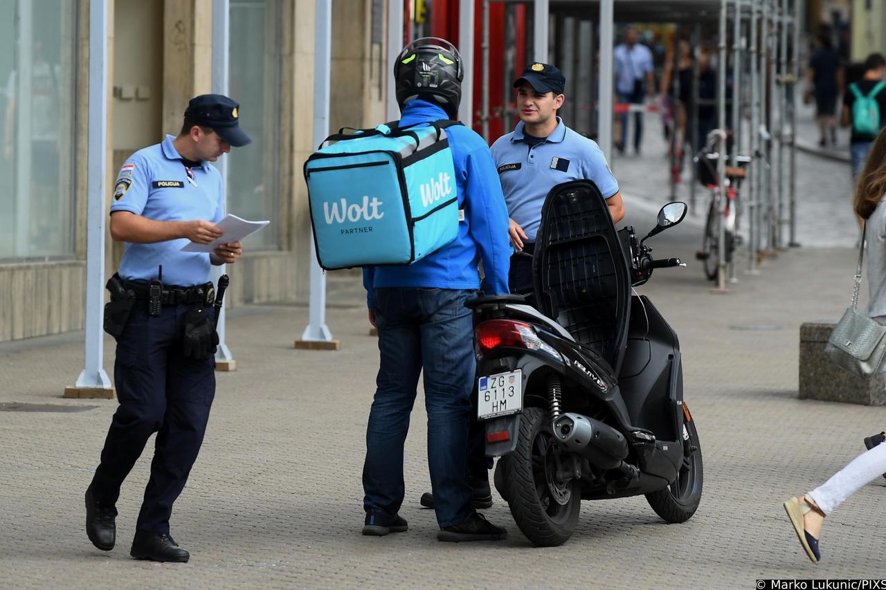 Zagreb: Policija provjerava ima li dostavljač Wolta dozvolu za vožnju glavnim Trgom