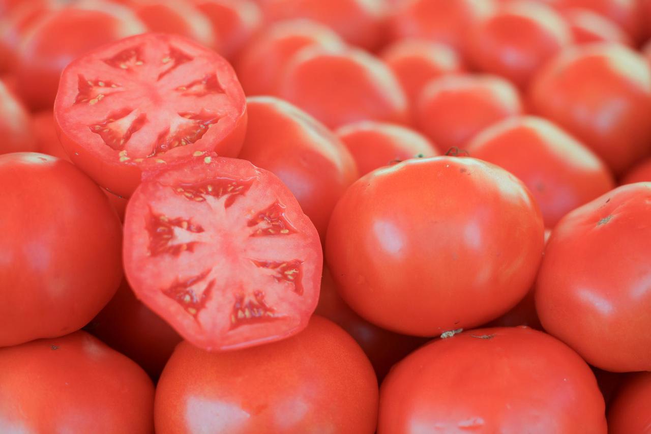 Zagreb: Dnevna ponuda svježeg povrća na tržnici Dolac