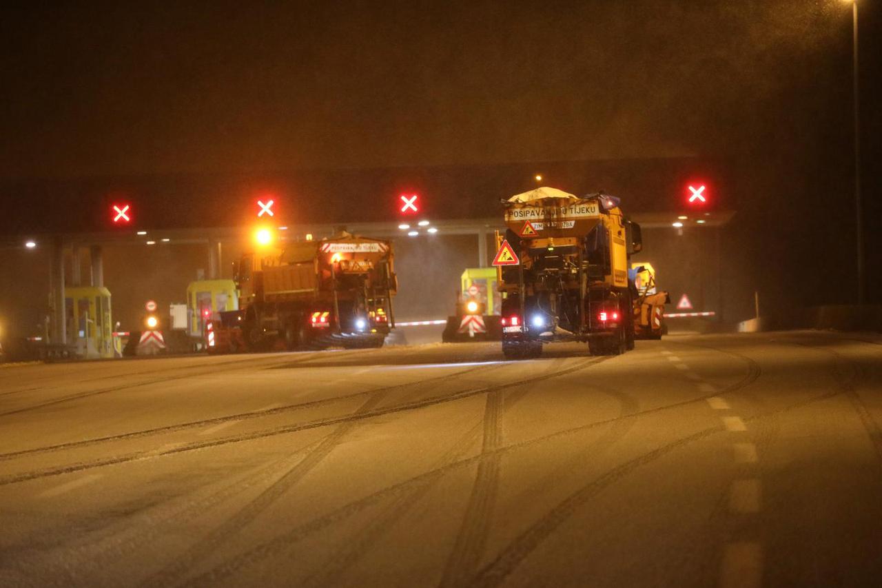 Zbog olujnog nevremena i snijega za sav promet zatvoren dio autoceste Rijeka-Zagreb