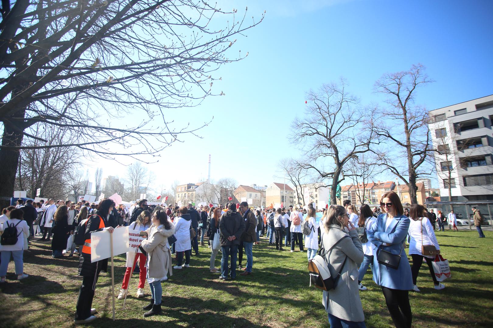 18.03.2023., Zagreb - Pod sloganom "SOS za zdravstvo", pet krovnih lijecnickih udruga organiziralo je veliki prosvjed na Trgu sv. Marka kojim su iskazali nezadovoljstvo svojim statusom, placama, ali i cjelokupnim stanjem u zdravstvenom sustavu.  Photo: Lovro Domitrovic/PIXSELL