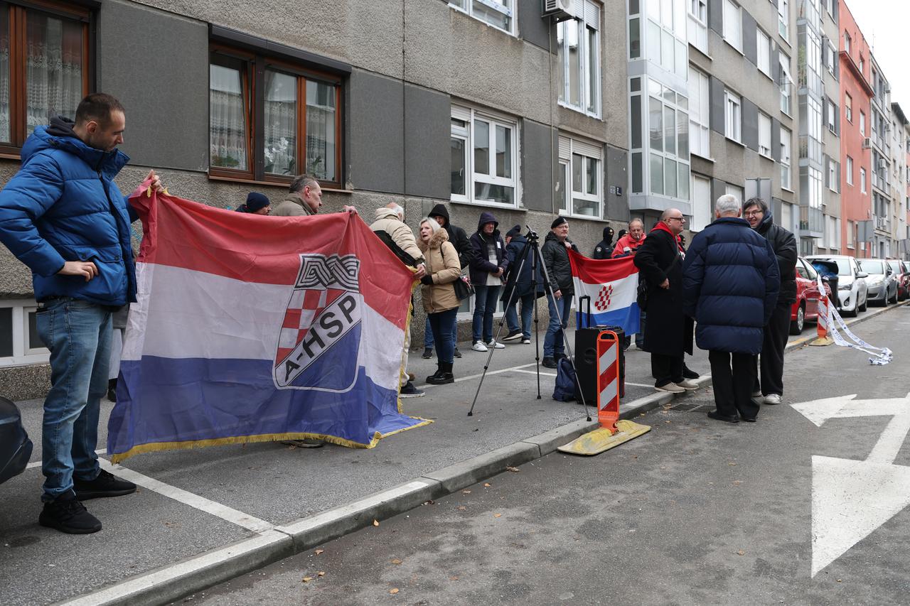 Prosvjednici  su stigli pred stan Tomislava Tomaševića i najavili  da će pjevati Thompsonove pjesme 