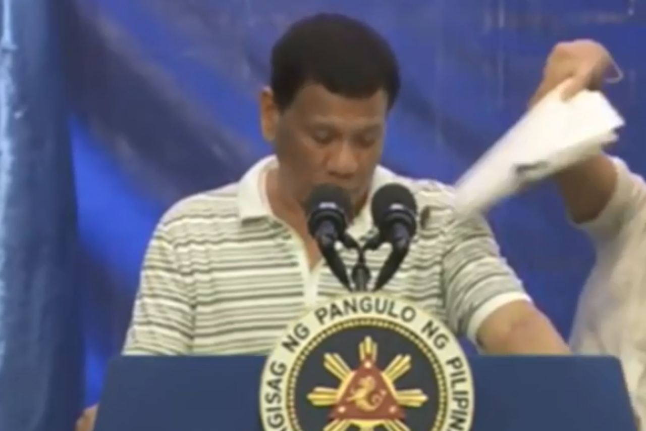 Golemi žohar plazio je filipinskom predsjedniku Rodrigu Duterteu dok je govorio na predizbornom skupu