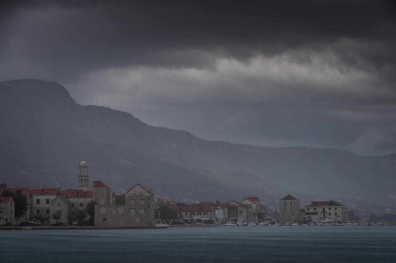 Kaštel Štafilić: Obilna kiša zahvatila je Dalmaciju