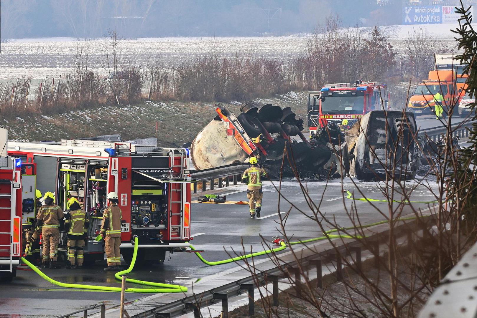 Kako je objasnio zapovjednik Vatrogasne postrojbe Slovenska Bistrica, cisterna, u kojoj se nalazilo više od 30.000 litara dizelskog goriva, eksplodirala je pri udaru, a požar se proširio cijelom širinom autoceste. Požar je lokaliziran i ugašen unutar sat vremena, piše 24ur.com.