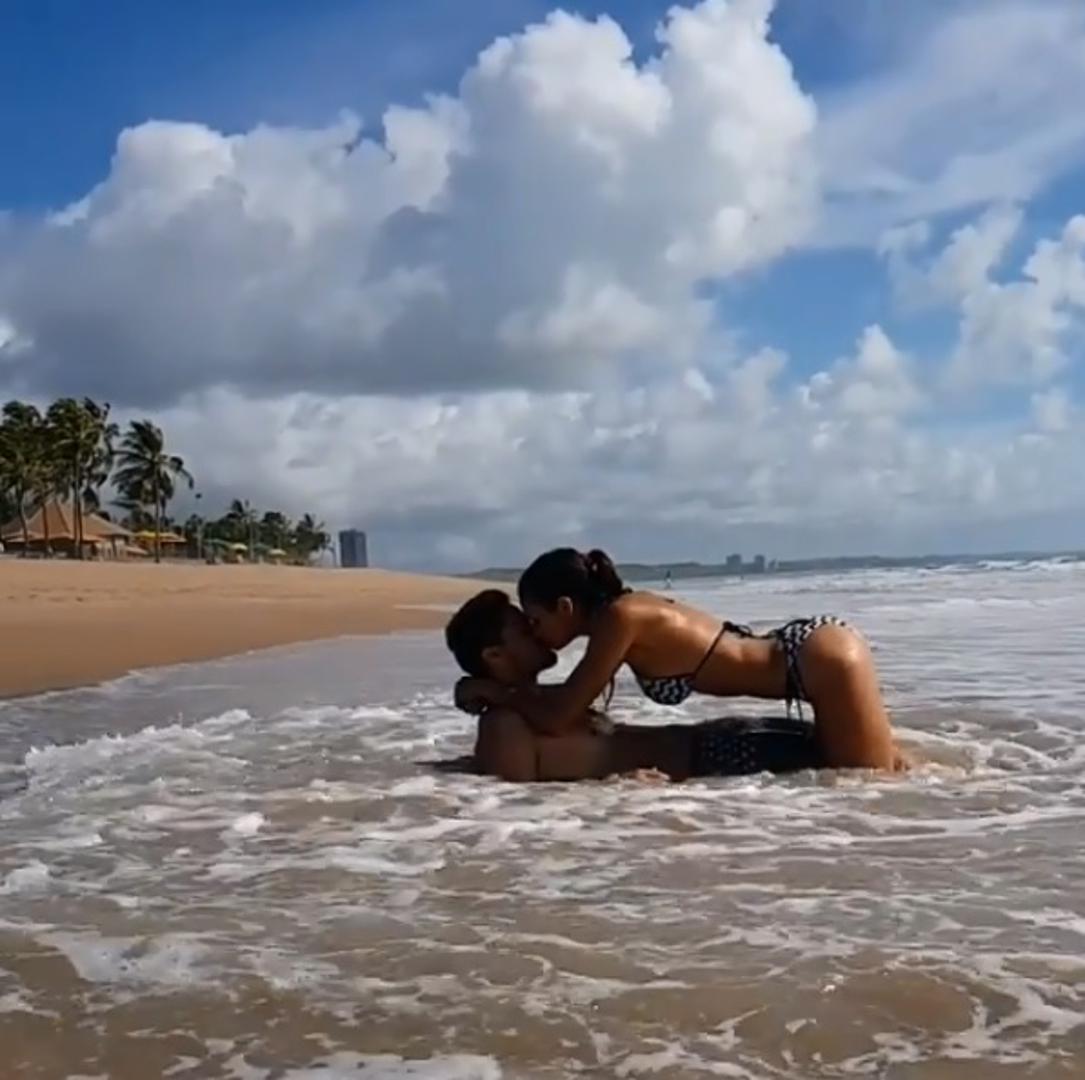 Ovih dana na društvenim mrežama objavila je vrući editorijal gdje se na plaži prepustila strastima sa svojim dečkom.