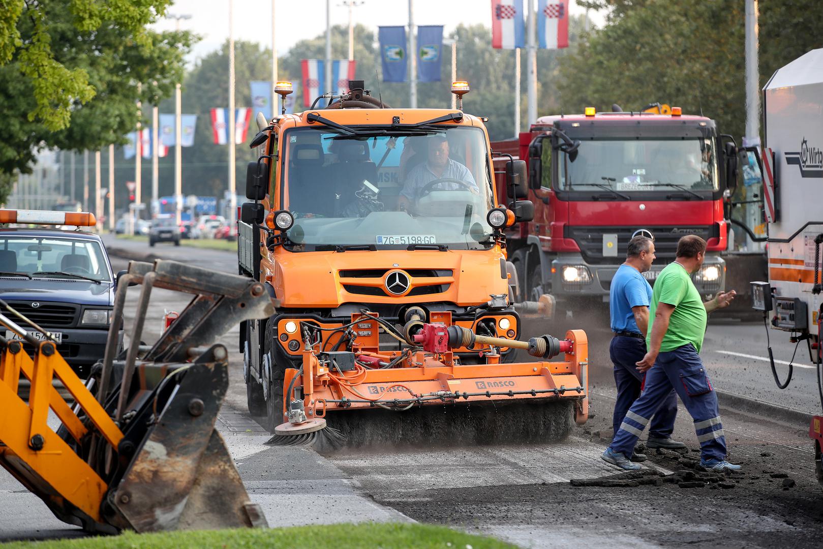 Nakon što je dovršena Avenija Marina Držića, jutros su počeli radovi na drugoj frekventnoj zagrebačkoj prometnici, Ulici SR Njemačke.