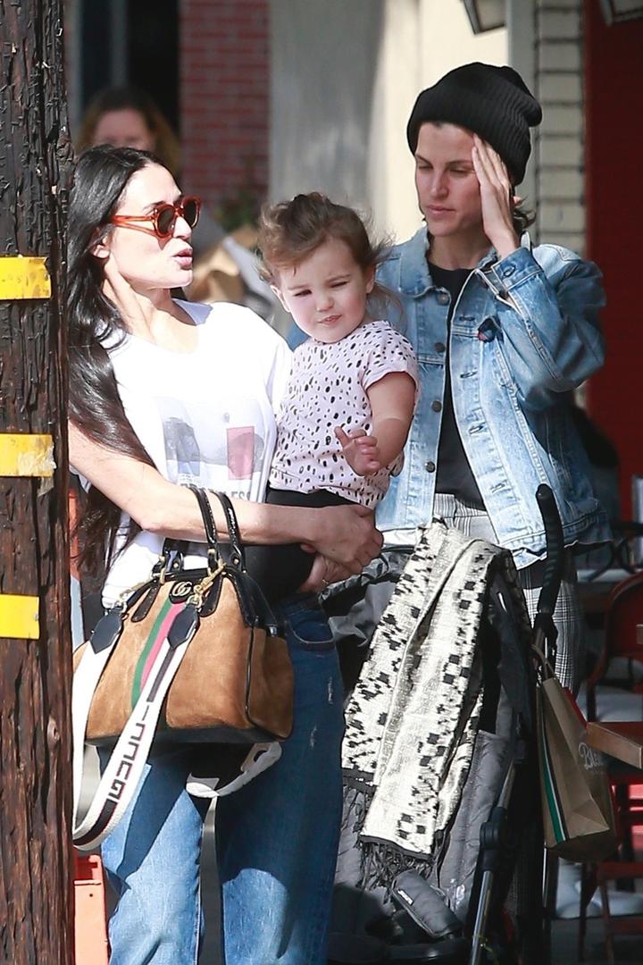 Demi Moore sve više vremena provodi s dizajnericom iz Srbije Mašom Mandžukom i njenom kćeri Rumi, što je potaklo glasine o njihovoj vezi.