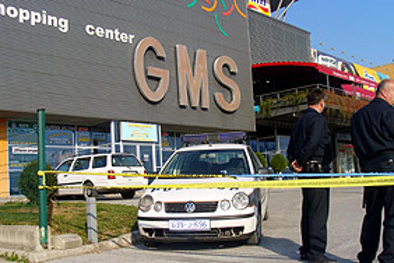 Evakuirano je oko 250 kupaca i trgovaca. policija je dotrčala i rekla da se isprazni čitav objekt, što je i učinjeno za samo nekoliko minuta. Građani srednje Bosne u strahu.