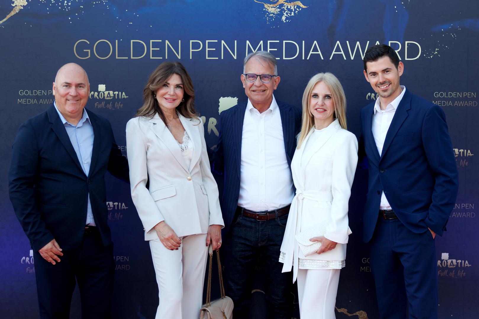 Na svečanosti koja tradicionalno okuplja istaknuta imena iz svijeta medija i turizma, Gračan je zračila samopouzdanjem, podsjetivši na dane kada je dominirala pozornicama izbora ljepote. Elegantno bijelo odijelo koje je odabrala dodatno je naglasilo ono što je u ovoj priči najvažnije – činjenicu da i više od trideset godina nakon osvajanja svjetske titule ostaje prepoznatljivo i rado viđeno lice domaće javne scene.