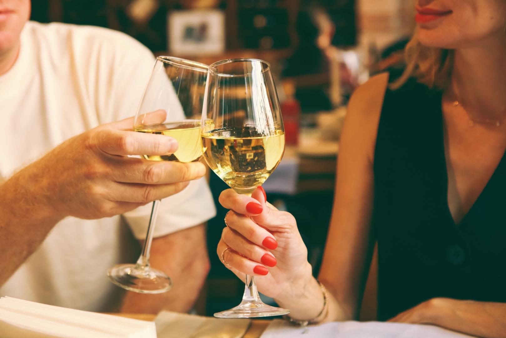 Lav: Lav voli poklone s 'wow' efektom: nakit, elegantan sat, statement komad odjeće ili večera na mjestu gdje se osjeća posebno. Ovaj znak uživa kad ga se slavi i kad dar izgleda kao da je biran s puno stila. Uvijek dodajte iskren kompliment, Lav ga računa kao dio poklona.