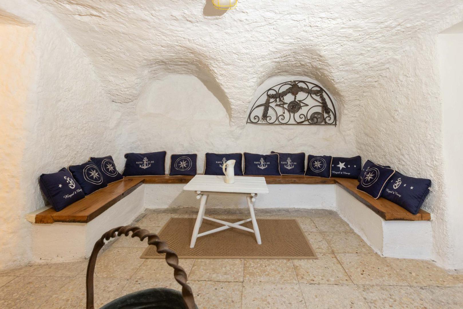 Interijer se sastoji od pet spavaćih soba, četiri kupaonice, kao i dva dnevna boravka, blagovaonice i potpuno opremljene kuhinje