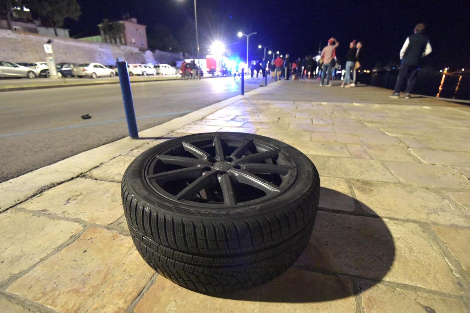 04.05.2020., Zadar - Sinoc oko 23 sata dogodila se prometna nesreca u kojoj je vozilo Audi zavrsilo u moru u gradskoj luci. Prema nesluzbenim informacijama dvije su osobe izgubile zivot. Photo: Dino Stanin/PIXSELL