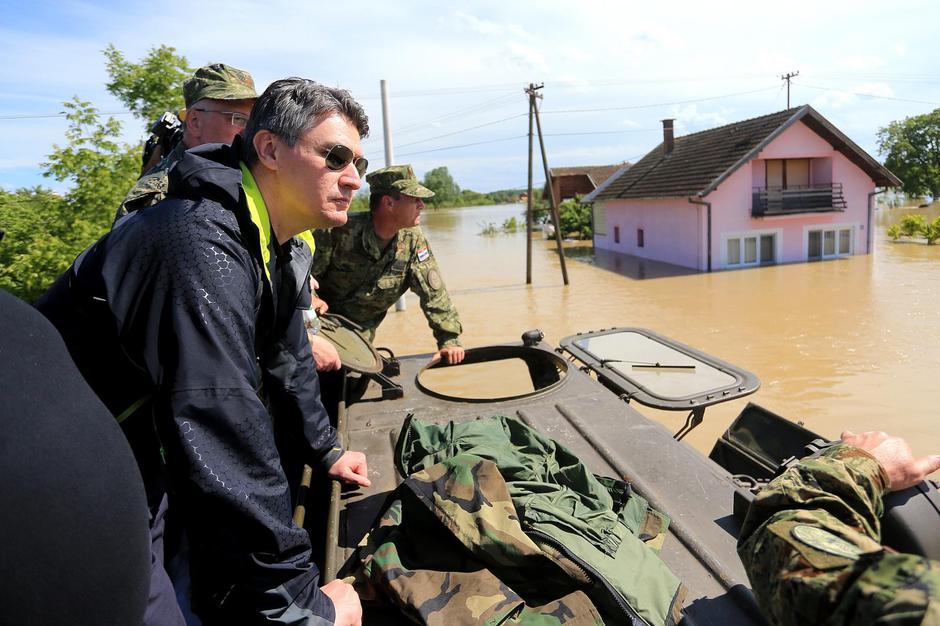 Gunja: Premijer Milanović u vojnoj se amfibiji vozio kroz poplavljeno selo