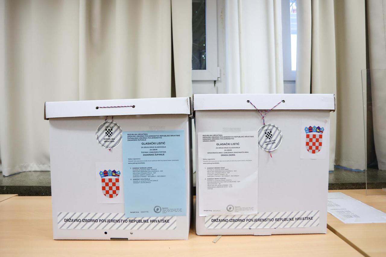 Zadar: Kandidat za gradonačelnika Vučetić  i kandidat za župana Longin  izašli na birališta