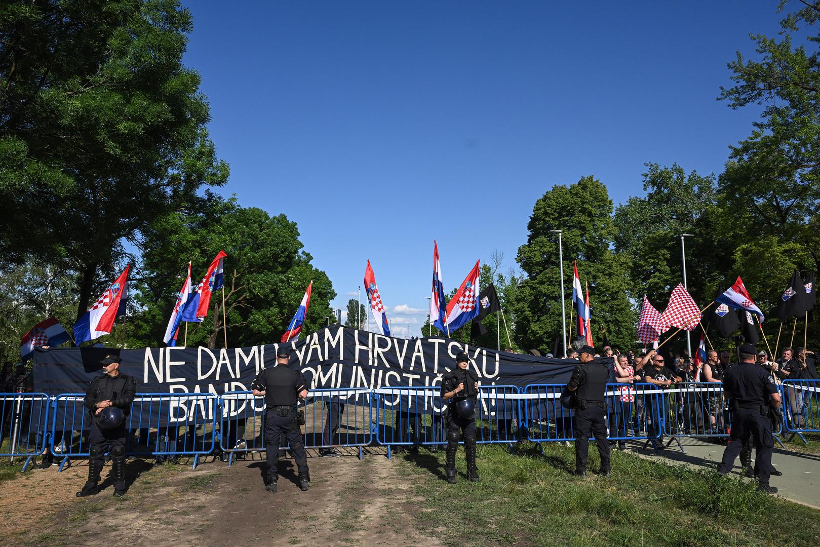 Na nasipu su se pojavili i prosvjednici, među njima veterani Domovinskog rata te članovi Domovinski pokret, koji su uzvikivali parole protiv komunizma i veličanja bivše Jugoslavije. Saborski zastupnik Tomislav Josić poručio je kako se “1991. borio protiv JNA” i da ne može prihvatiti veličanje takvih simbola.
