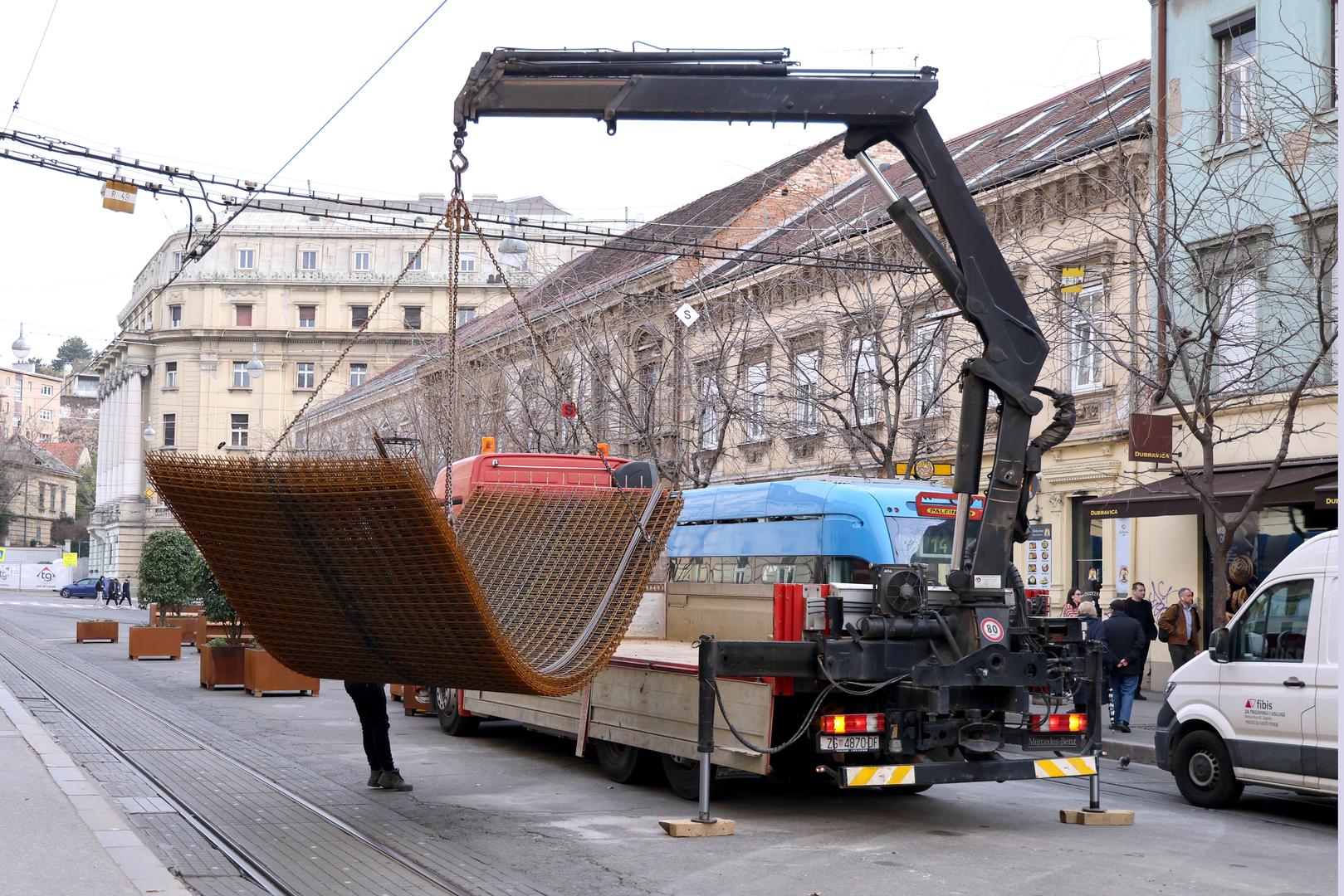 Mnogi su stanovnici doveli u pitanje je li ovo prigodna lokacija za postavljanje klupa, s obzirom na to da se nalaze između dvije tramvajske pruge. 