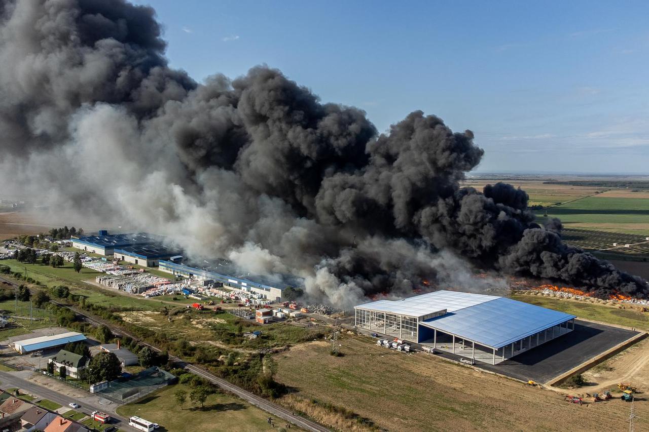 Fotografije iz zraka na požar u osječkoj tvrtki za preradu plastike "Drava International"