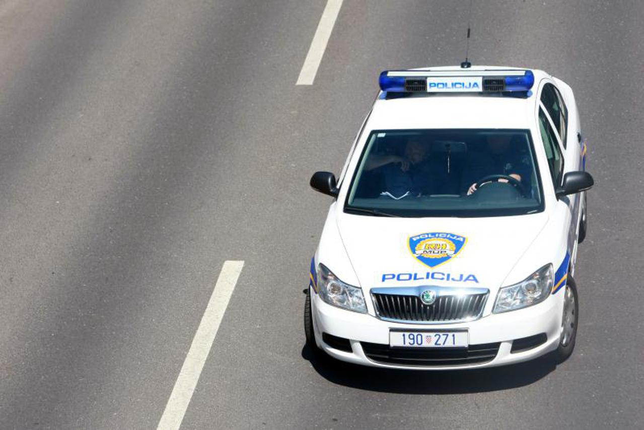 policijski auto,policija,portal