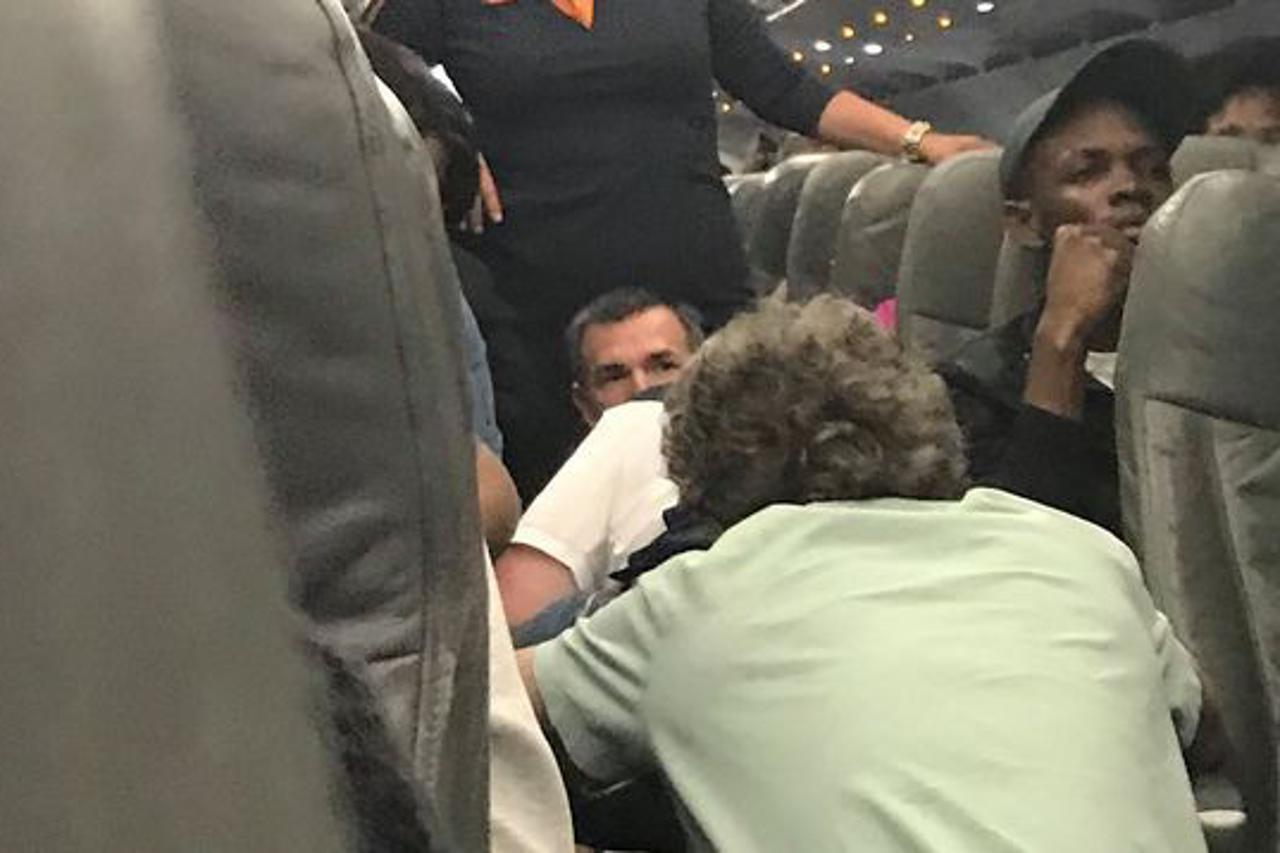 Liječnici na letu improvizacijom spasili ženi život