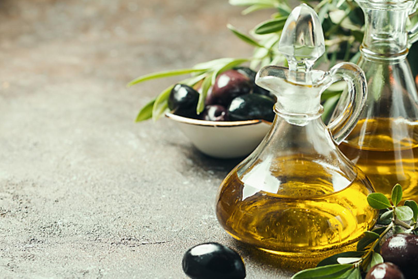 Maslinovo ulje ima i blagotvoran učinak na čir i gastritis. Osim toga, aktivira izlučivanje žuči i hormona gušterače, te time smanjuje učestalost formiranja žučnih kamenaca. 