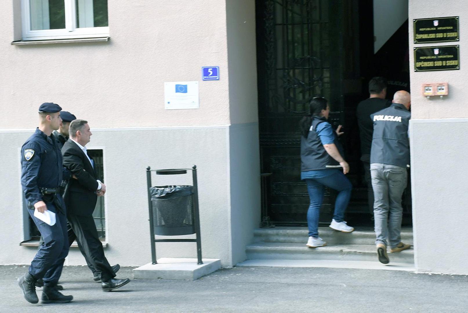 Pričinjena materijalna šteta cijeni se na više od 100-tinjak tisuća eura, a kojom je oštećena Neuropsihijatrijska bolnica Popovača.

