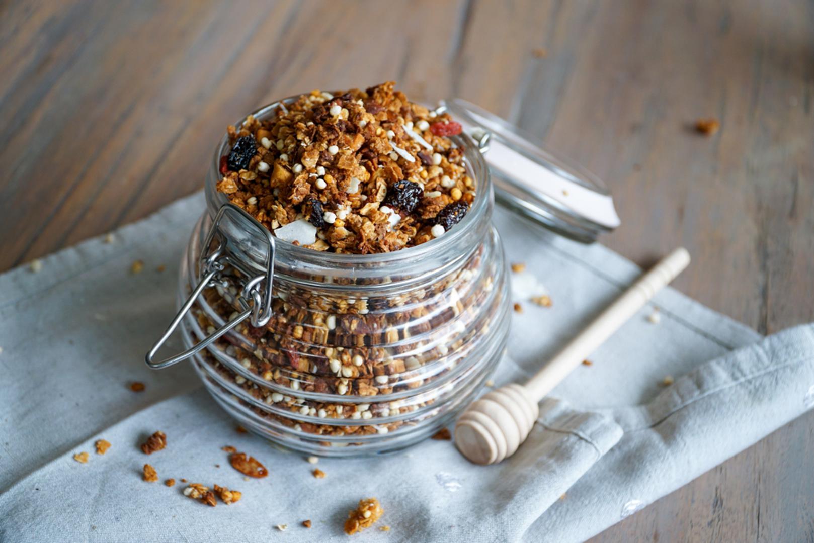Granola ili pečeni muesli u staklenci: U pećnici se zapeče zob s medom, orasima, bademima i začinima poput cimeta pa kuhinja miriše kao advent. Granola je savršena za jogurt, mlijeko ili kao 'grickalica iz torbe'. U staklenku ubacite i malu poruku: 'Za mirna jutra i dobar početak' i sl.