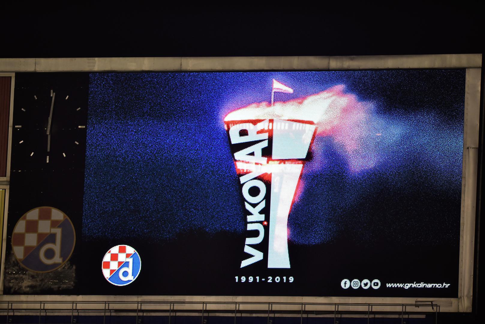 Uoči utakmice održana je minuta šutnje za Vukovar, a Boysi i Torcida su nakon toga skandirali gradu heroju.