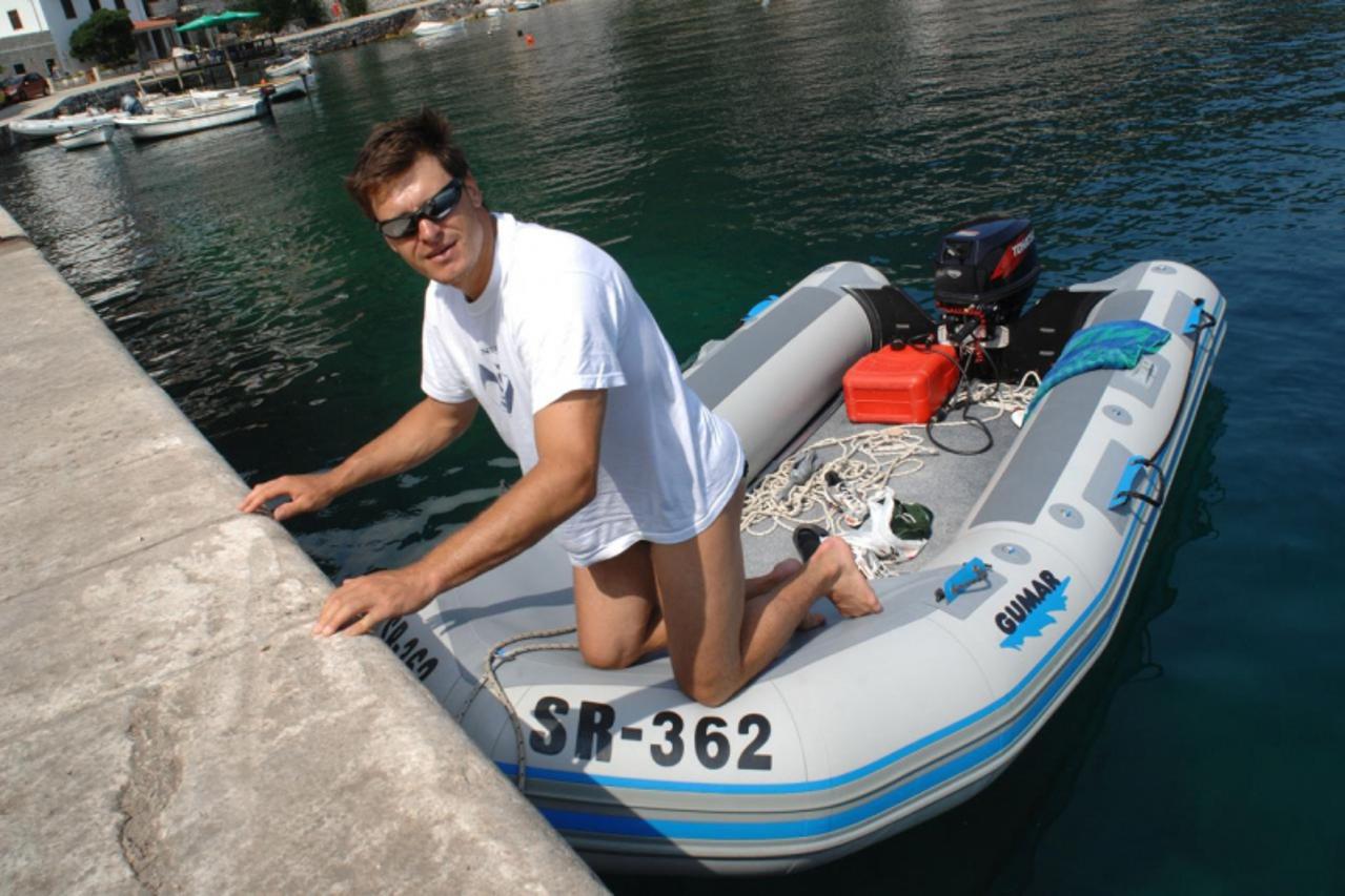 '03.07.2009., Mljet - Nakon trotjedne avanturisticke rute gumenjakom po Jadranu i otocima, Ivica Kostelic svakodnevno dolazi u Sobru po namirnice i ostale potrepstine za zivot u bazi Omani koja je 5-6