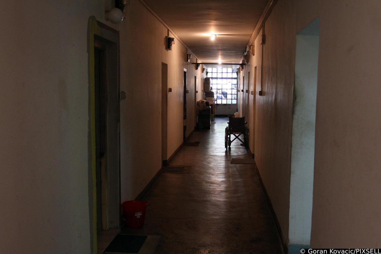 Rijeka: Stanar u zgradi nužnog smještaja držao velike koli?ine otpada, susjedi se žalili