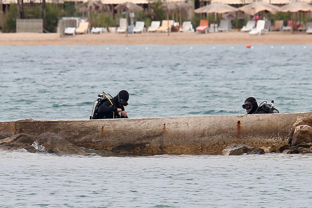 Šibenik: Pirotehni?ari specijalne policije uništili eksplozivnu napravu u moru