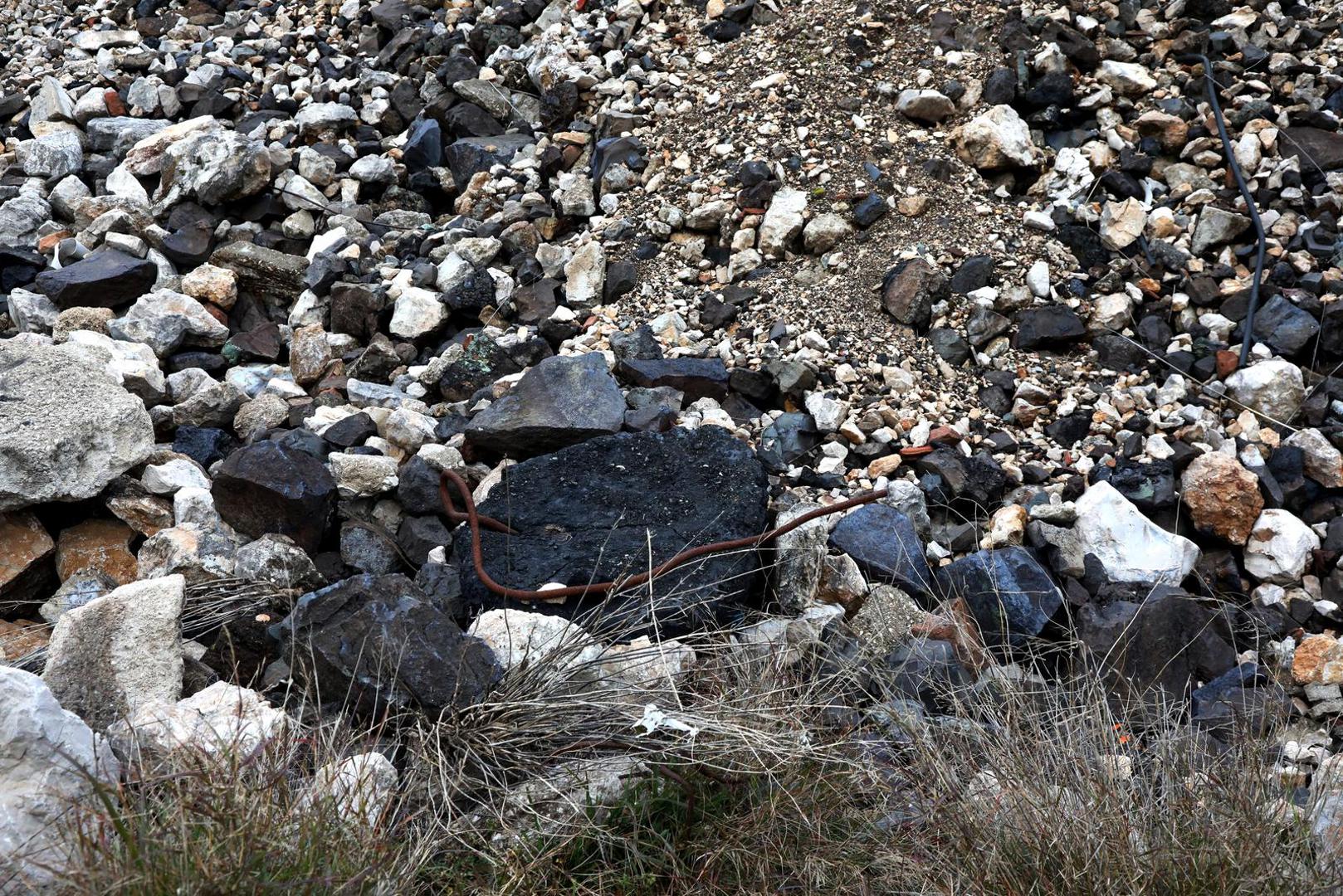 25.02.2023., Sibenik - Ostaci otpadne troske na terenu bivse tvornice elektroda i feroleguta TEF u Sibeniku.
  Photo: Dusko Jaramaz/PIXSELL