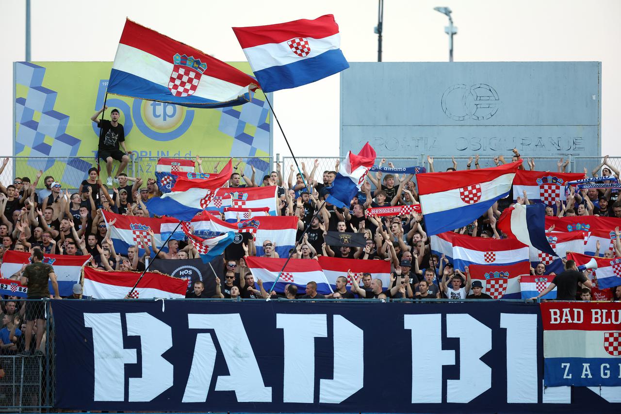 Navijači na tribinama prate susret između Varaždina i Dinama