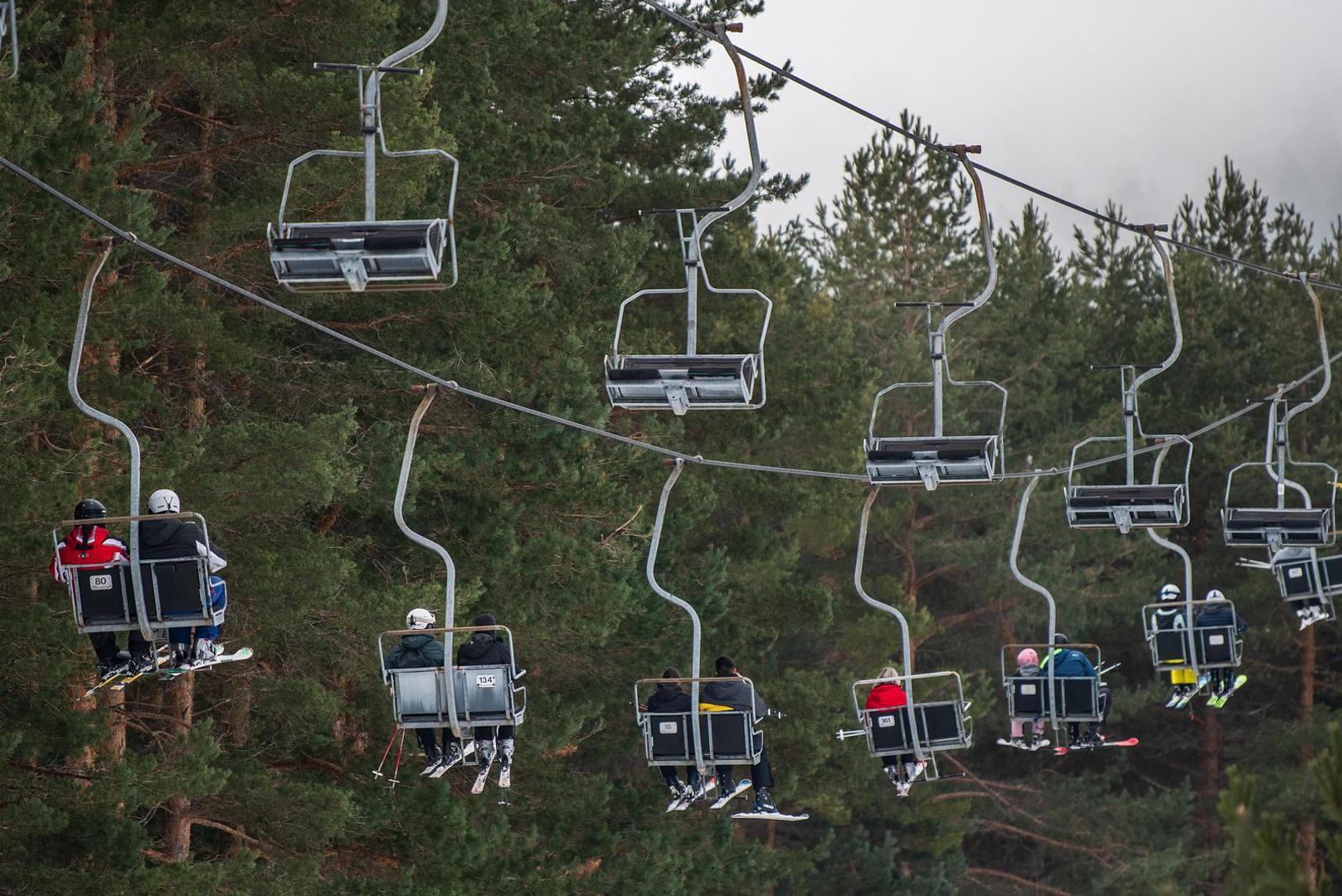 Obitelji, društva prijatelja i parovi iskoristili su priliku za kratki bijeg iz svakodnevice, pa Kupres ovih dana više nalikuje na produženu Dalmaciju nego na mirno planinsko mjesto, s puno smijeha, dobre atmosfere i uživanja u snijegu koji se u južnijim krajevima rijetko viđa.